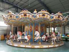 在選擇旋轉(zhuǎn)木馬游樂設(shè)備時，需要注意以下幾點